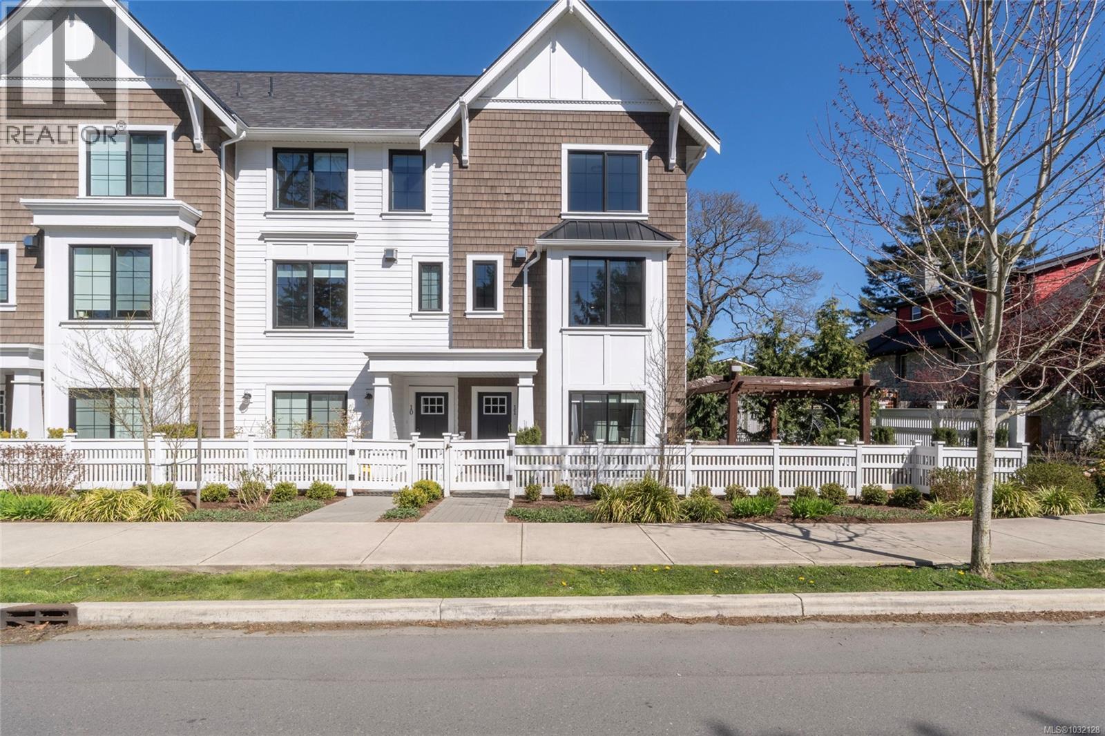 #11 1810 Kings Rd - 44