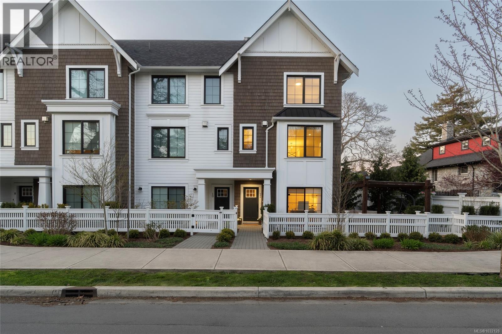 #11 1810 KINGS RD - 55