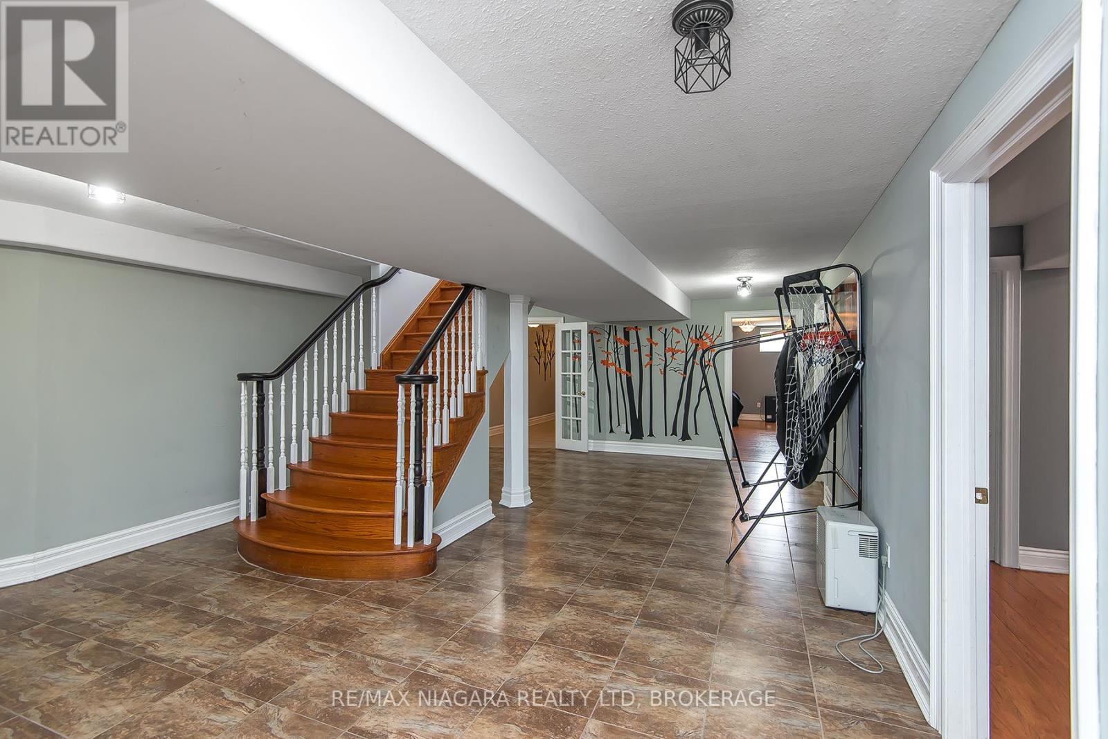5199 SHERKSTON ROAD — photo 33