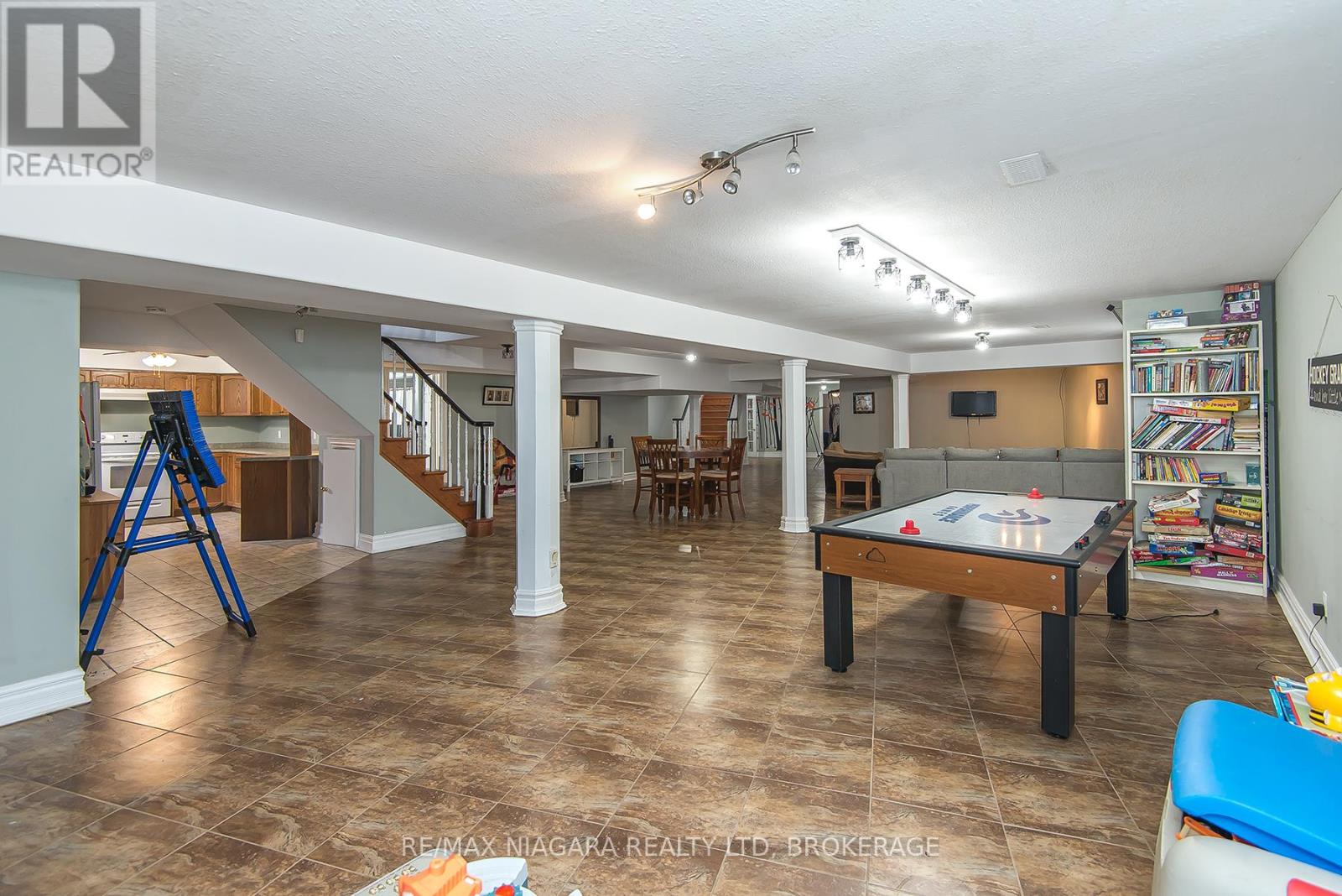 5199 SHERKSTON ROAD — photo 36