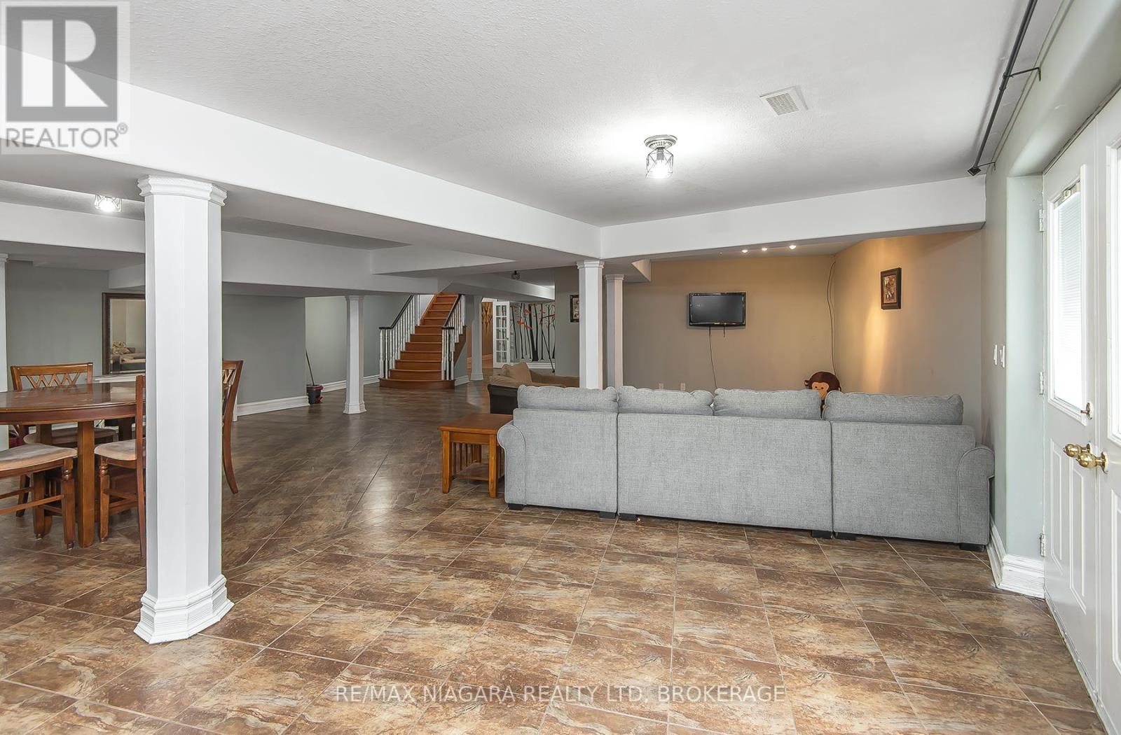 5199 SHERKSTON ROAD — photo 39