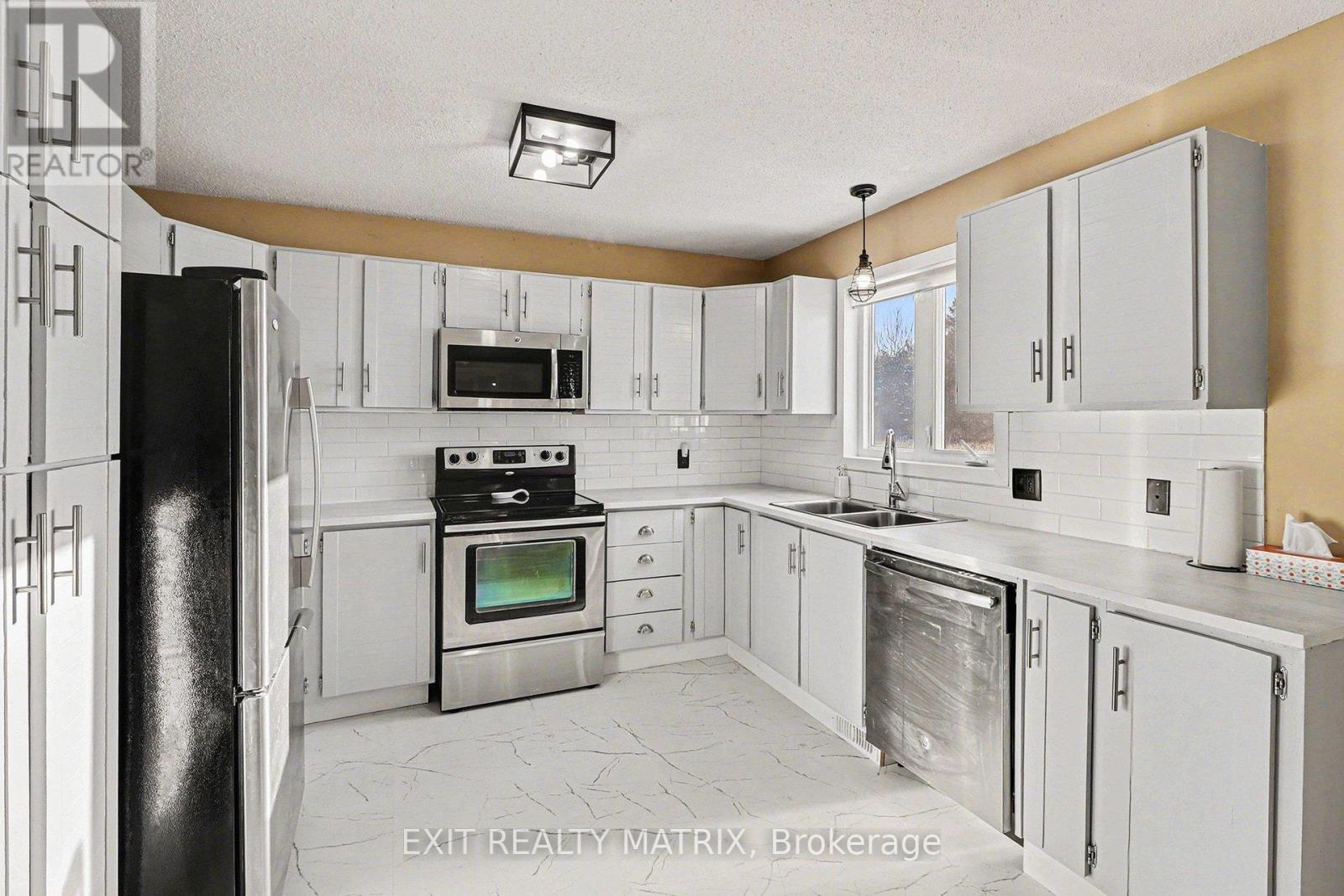 51 MARCEL STREET E - 15