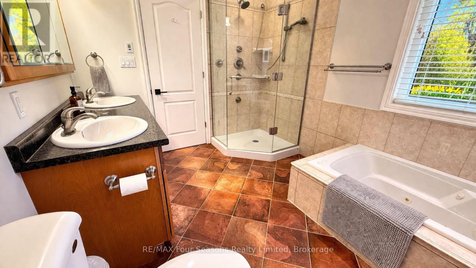 Shared Ensuite main level