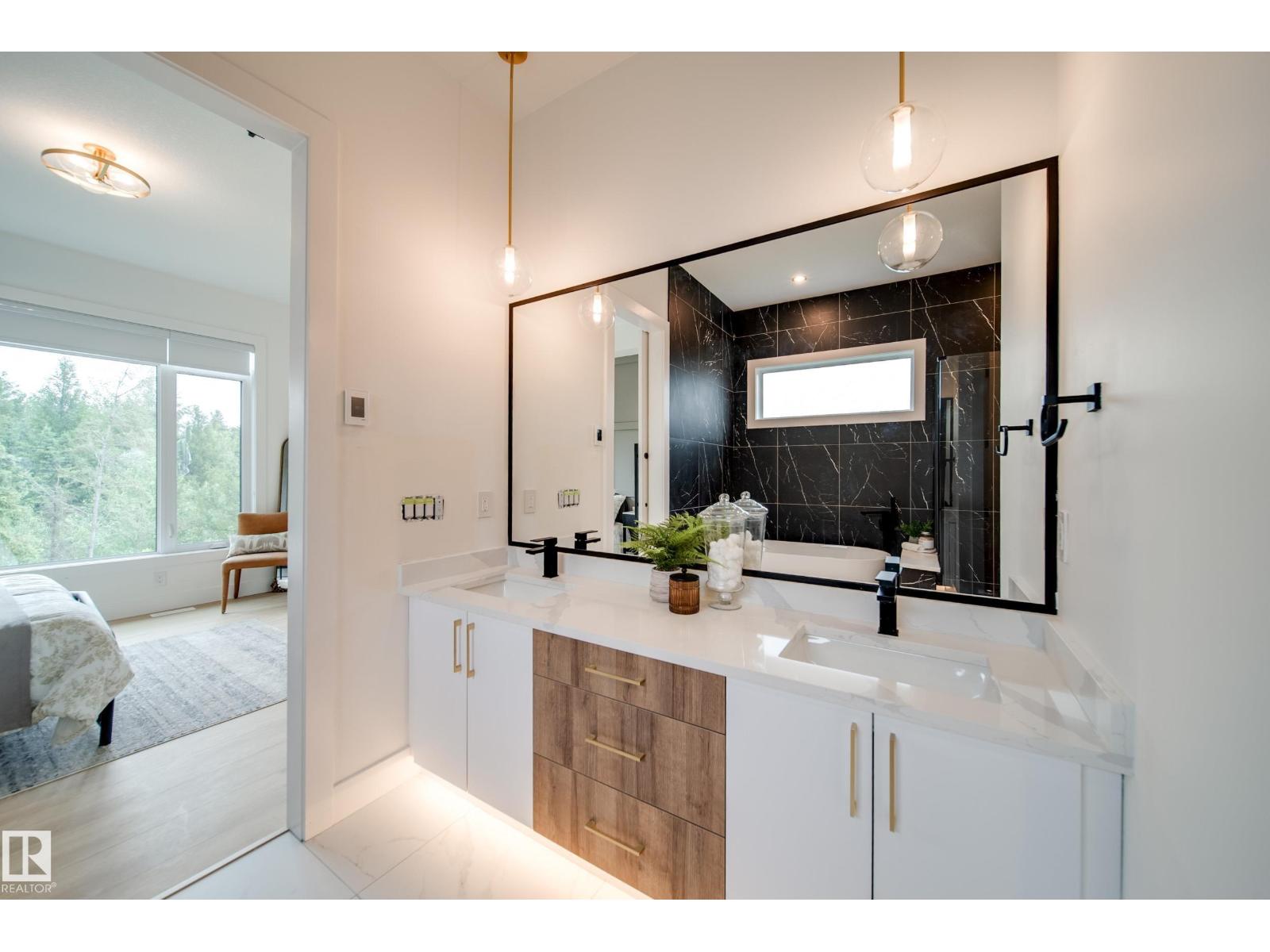 #21 20425 93 AV NW - 30