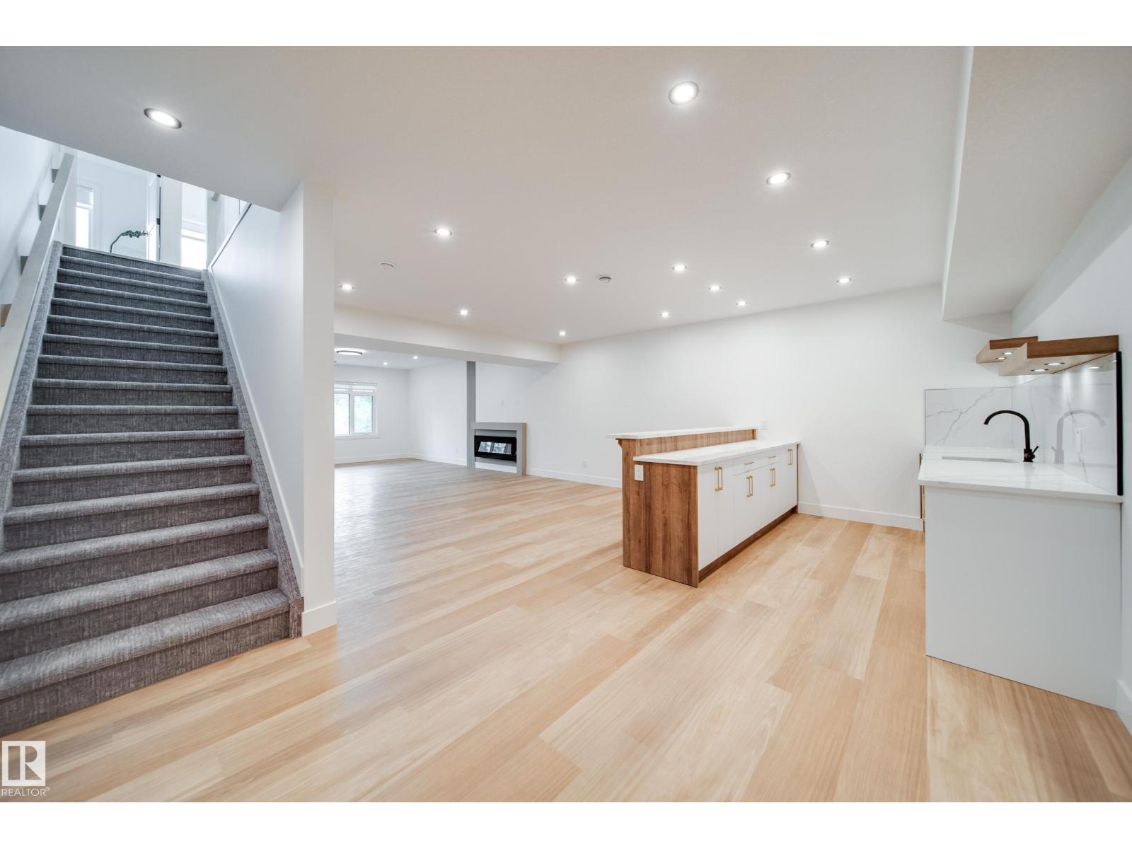 #21 20425 93 AV NW - 36