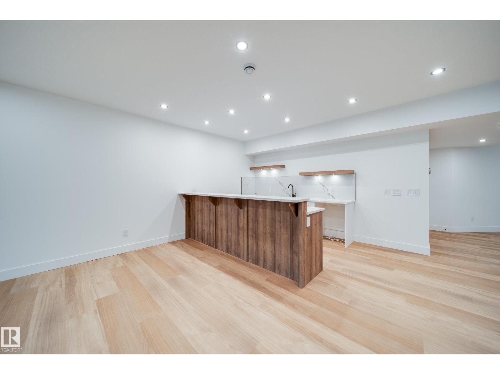 #21 20425 93 AV NW - 40
