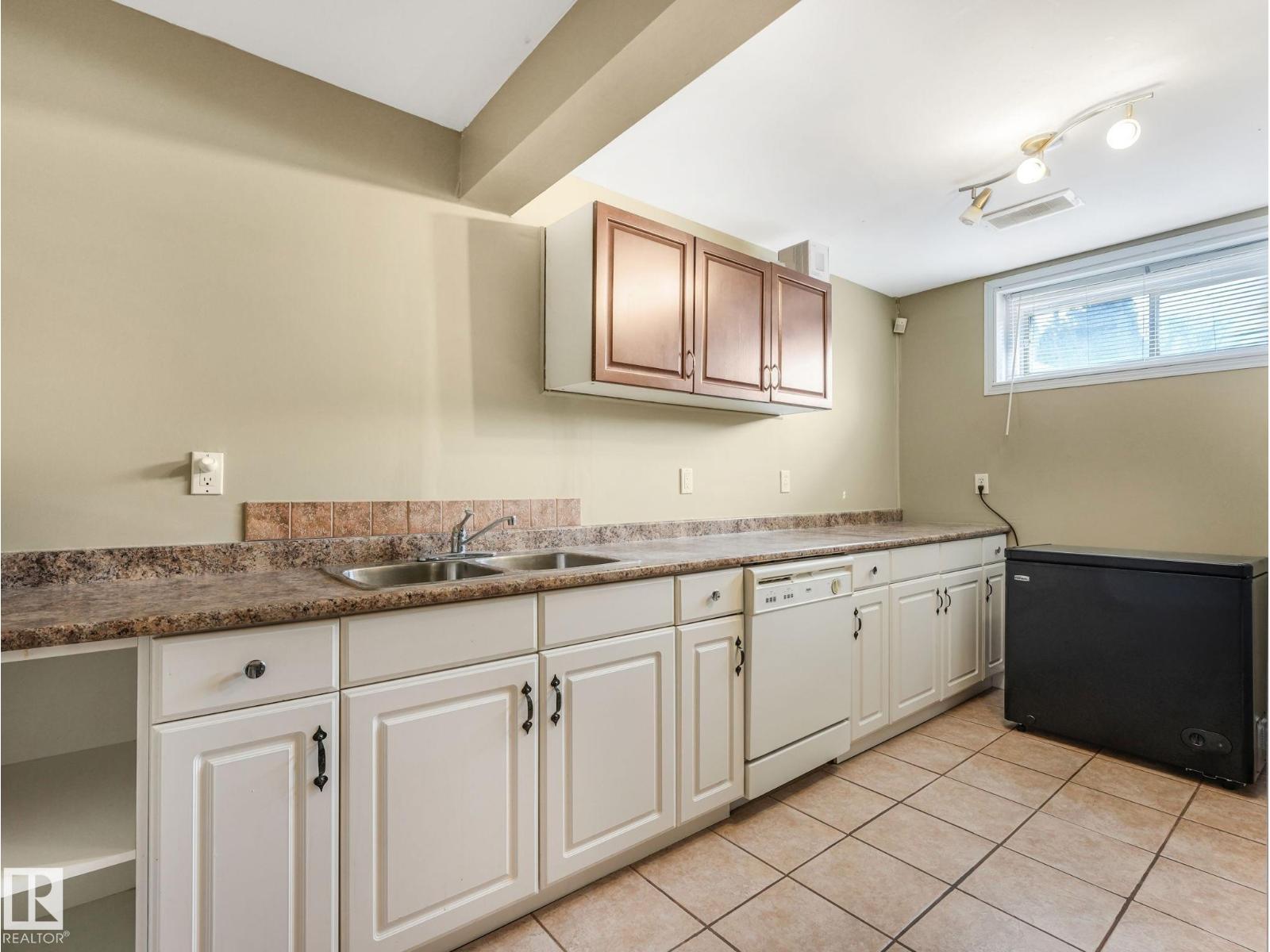9945 163 ST NW NW - 40