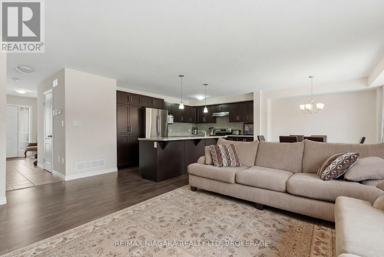 Expansive & bright main floor living