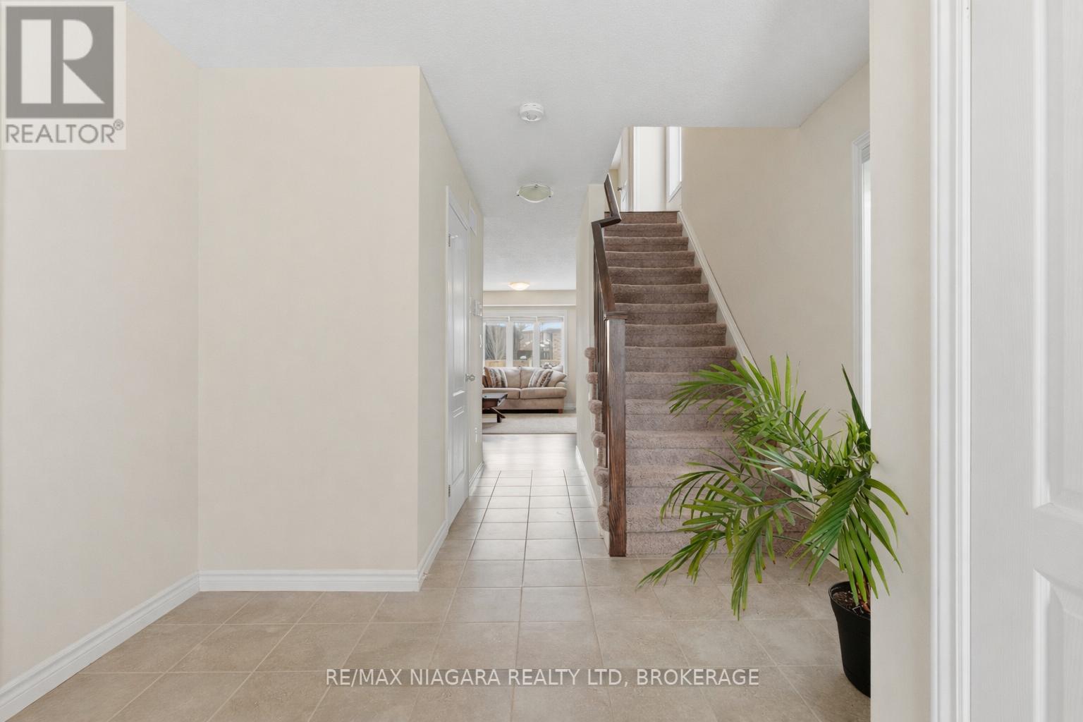 Large front foyer!