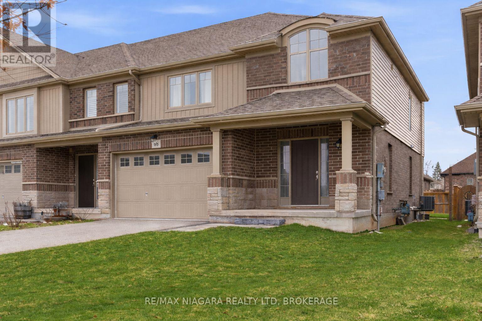 END UNIT - Fully fenced yard