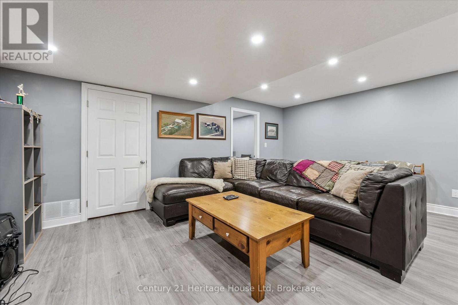73 COURTNEY STREET — photo 34