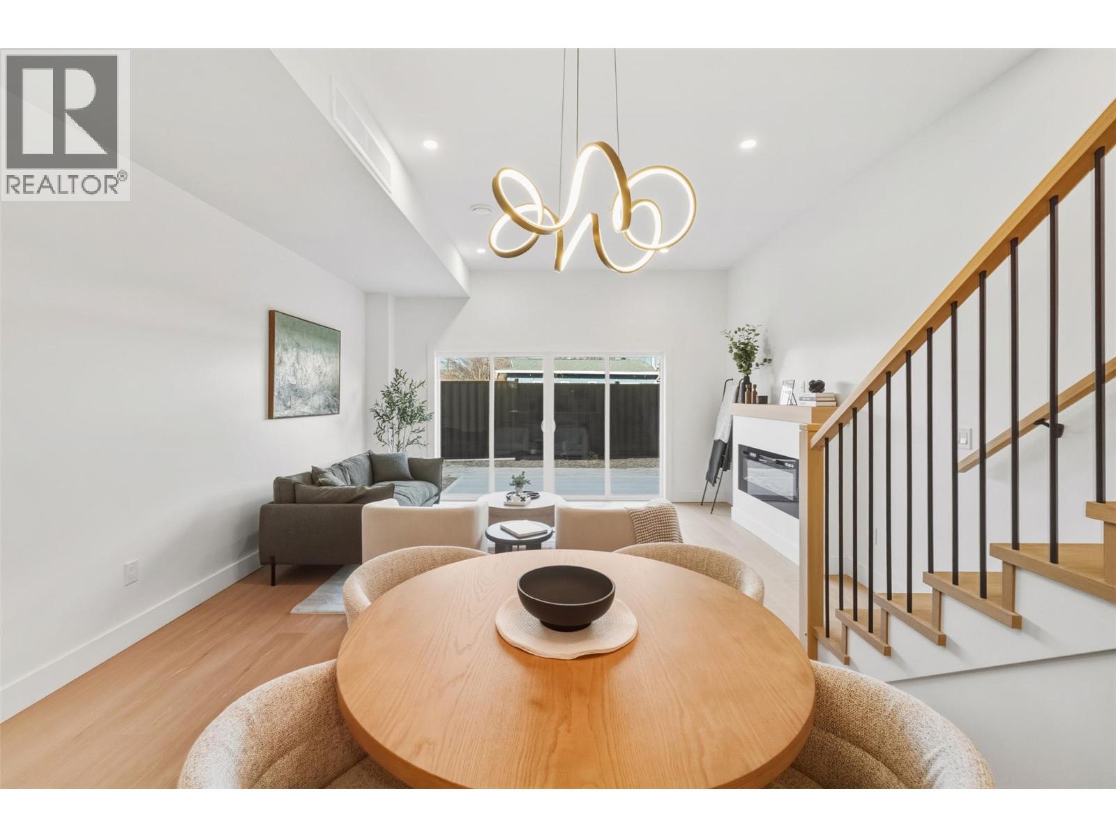 1 194 Maple Place, Oliver