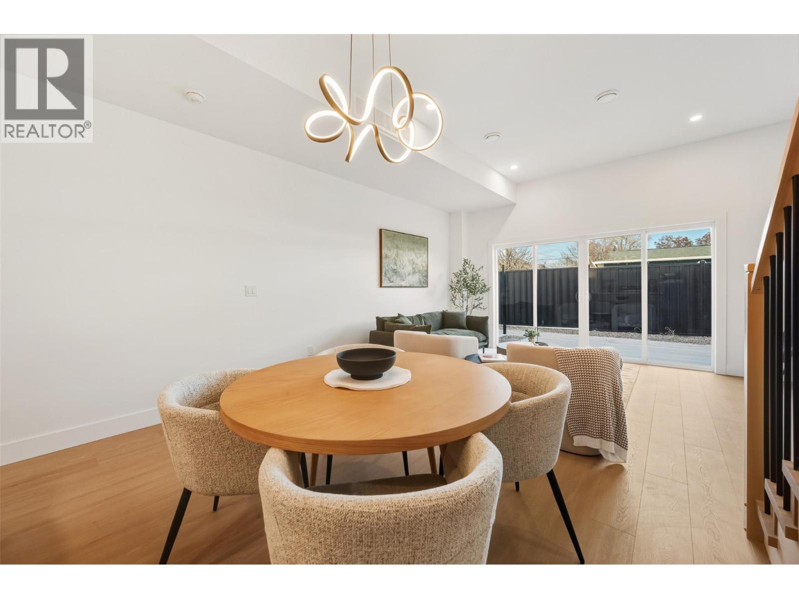 1 194 Maple Place, Oliver