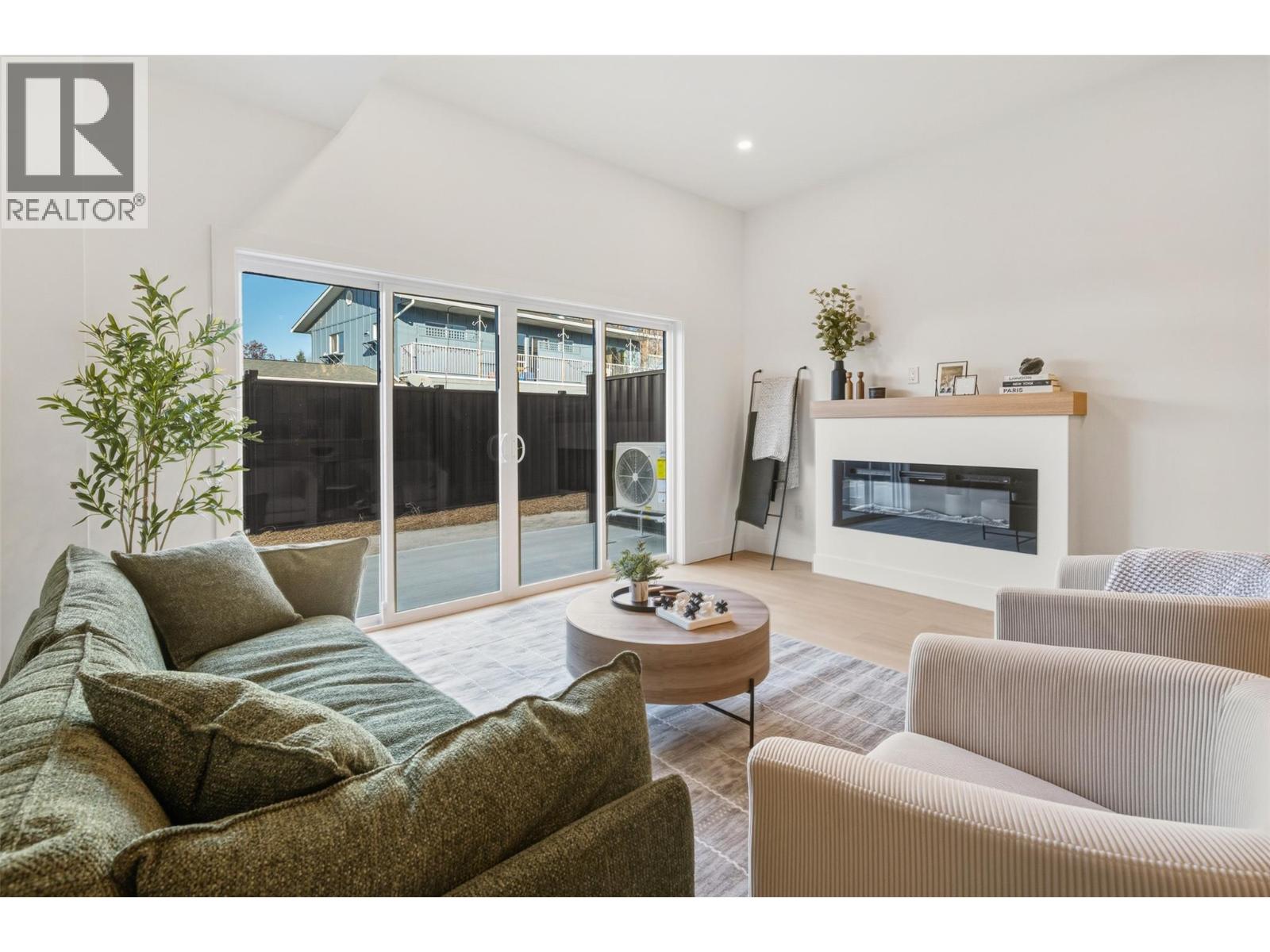 1 194 Maple Place, Oliver