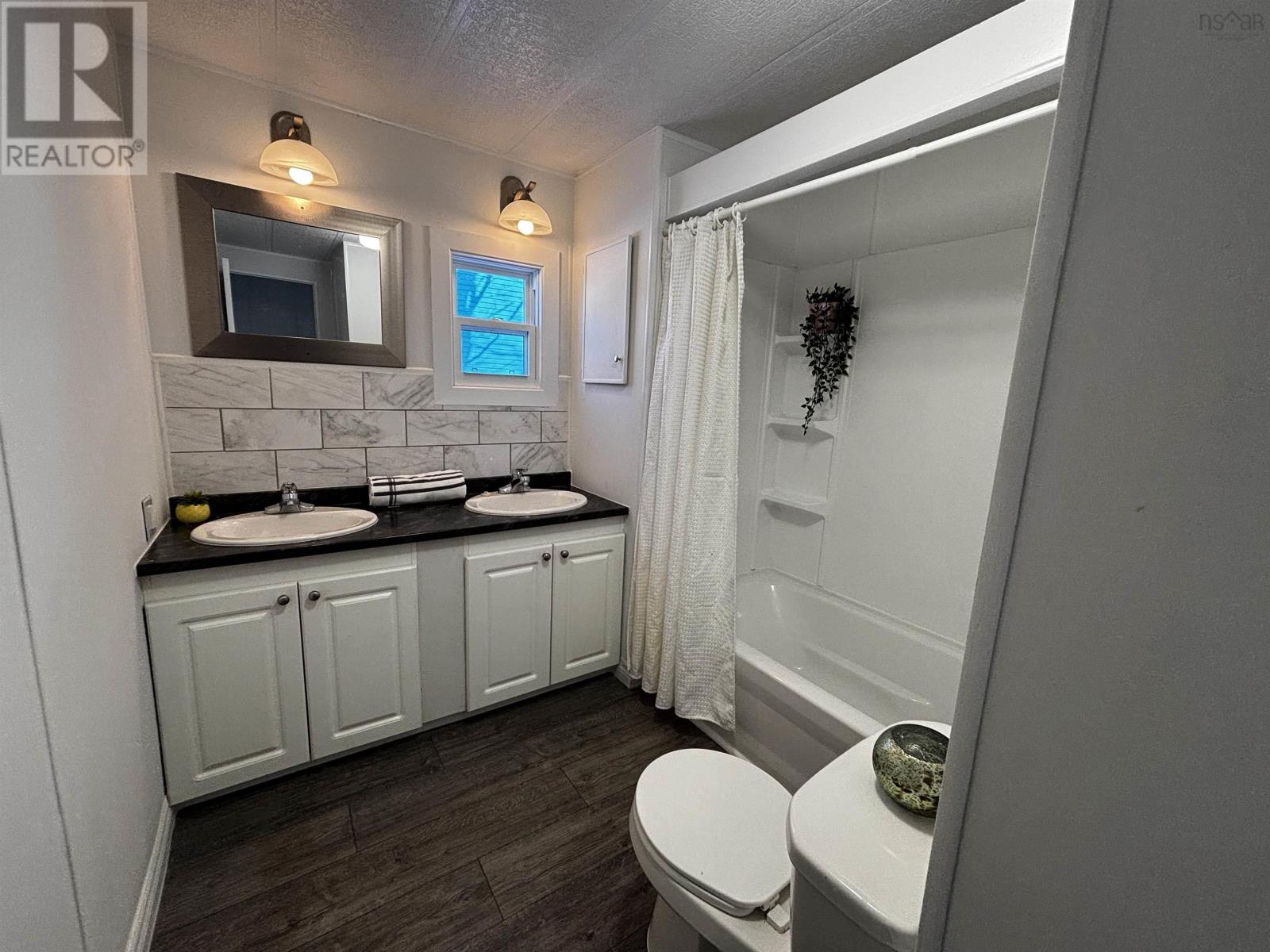 Property 25 of 27 of 449 Glen Rise Drive