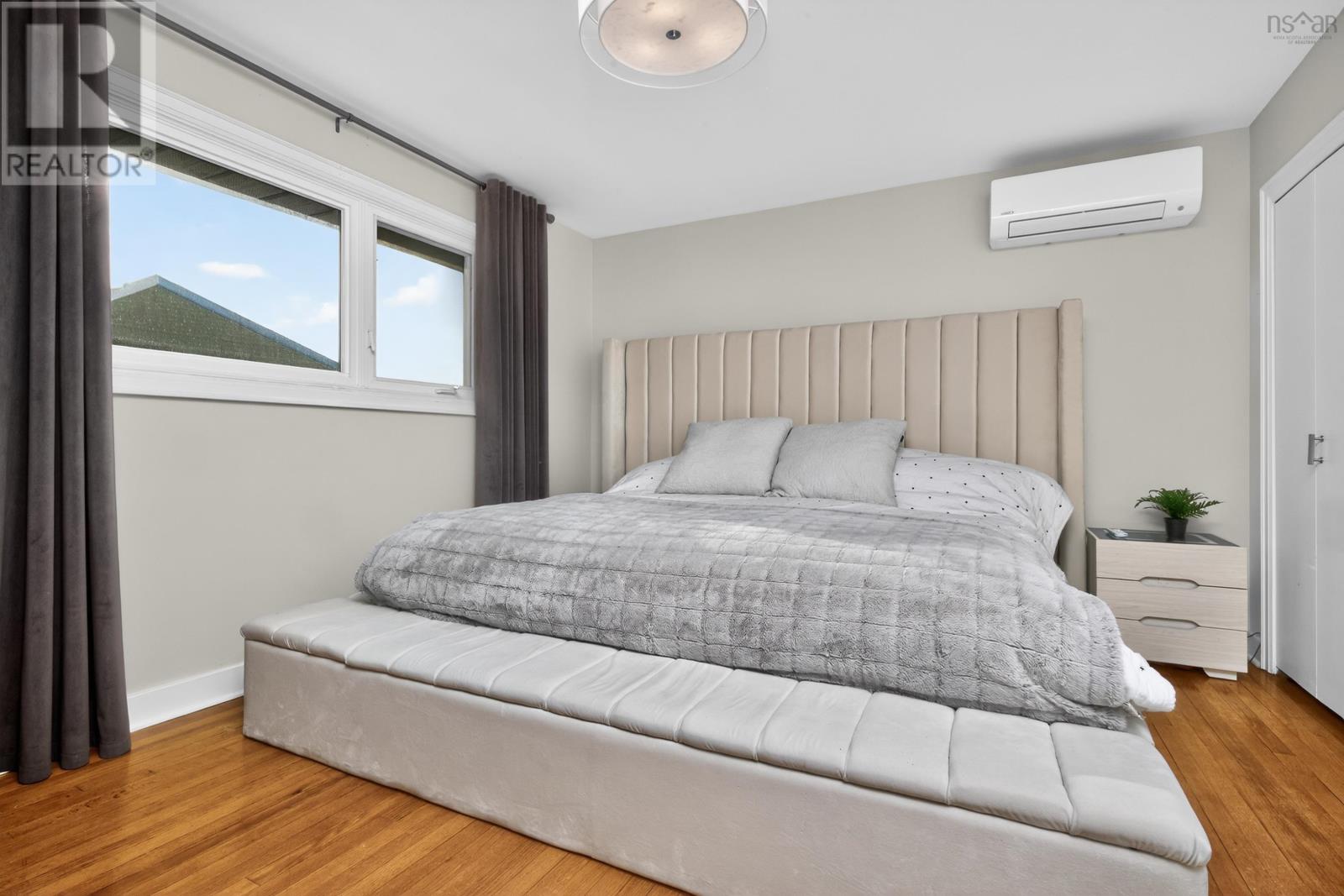 37 LAWNSDALE DRIVE - 22