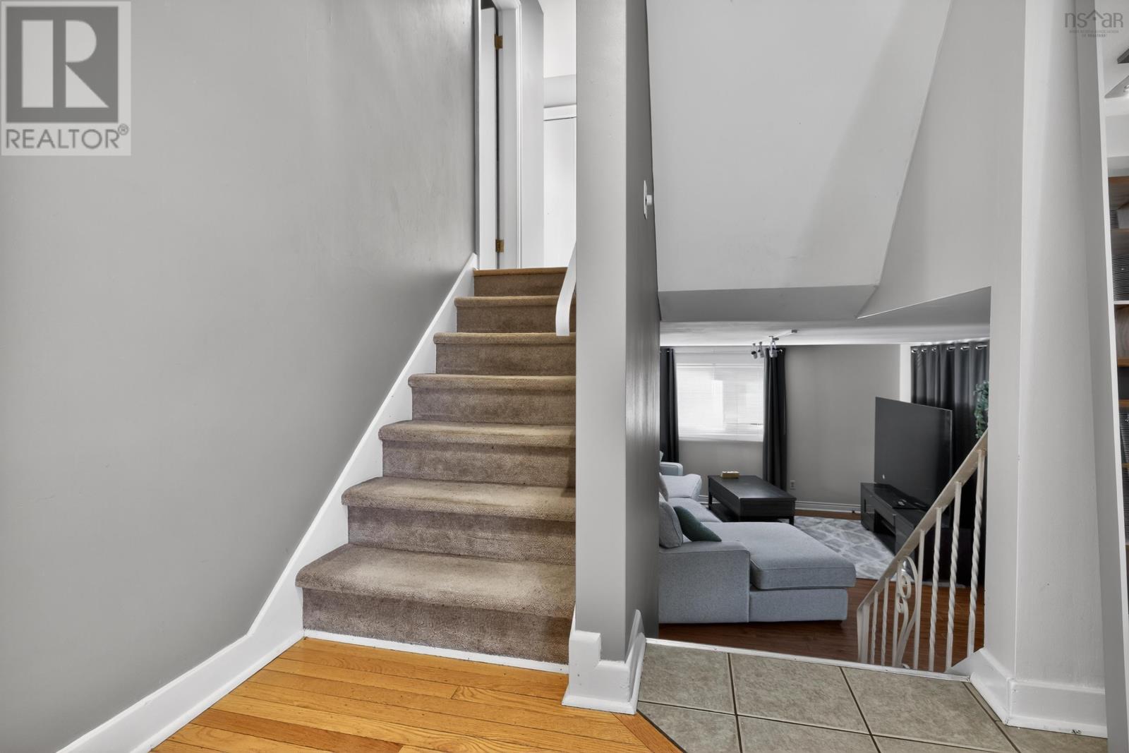37 LAWNSDALE DRIVE - 28