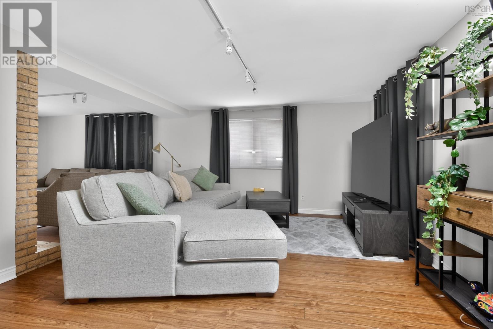 37 LAWNSDALE DRIVE - 16