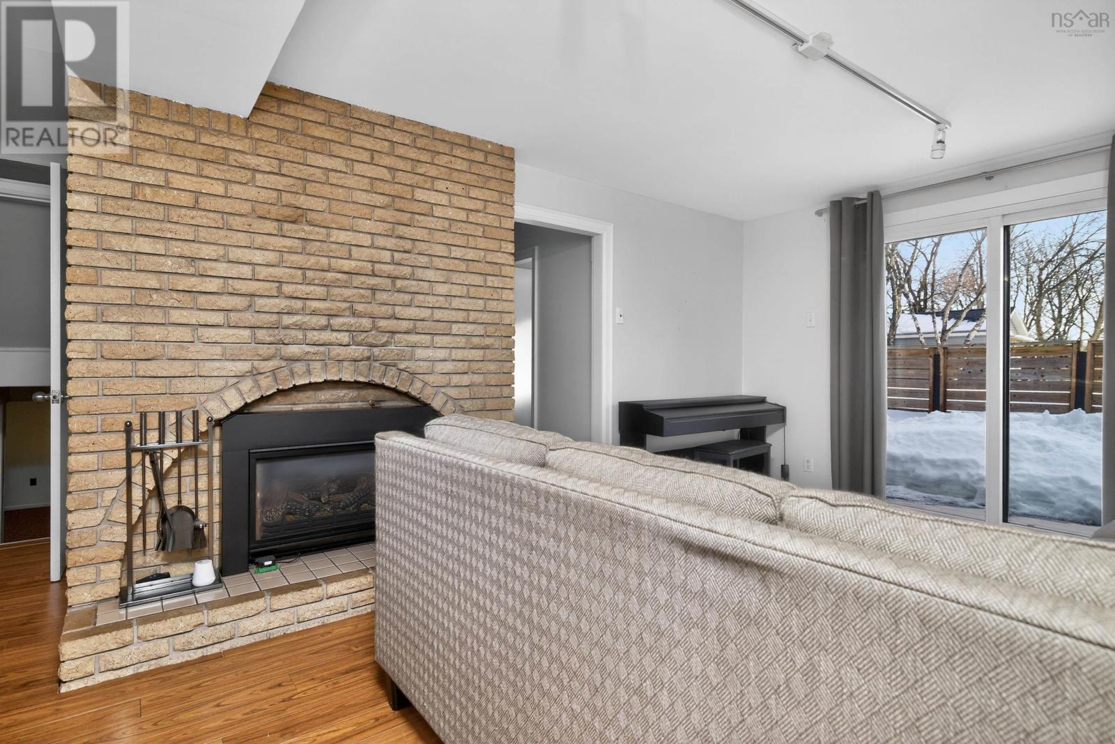 37 LAWNSDALE DRIVE - 18