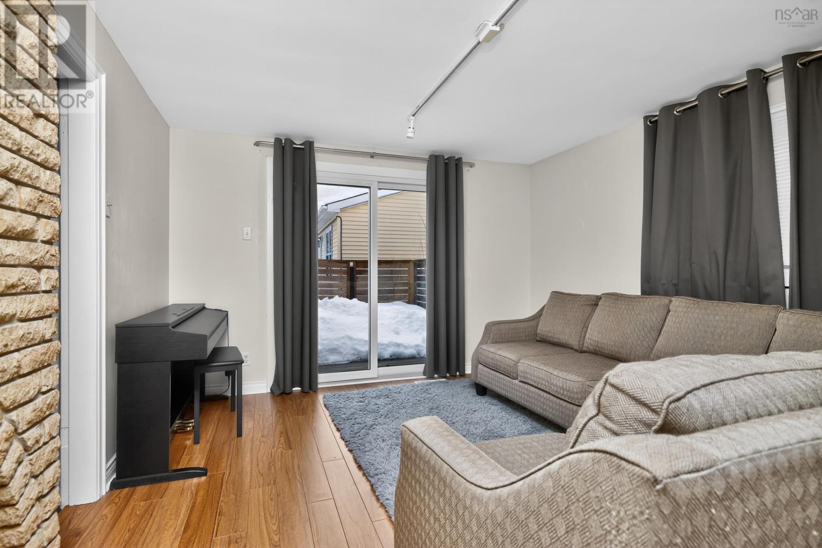 37 LAWNSDALE DRIVE - 19
