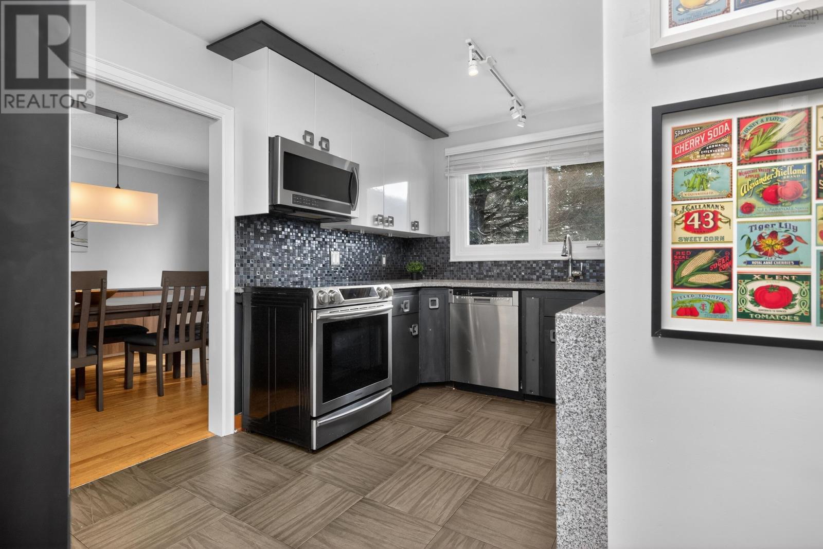 37 LAWNSDALE DRIVE - 12