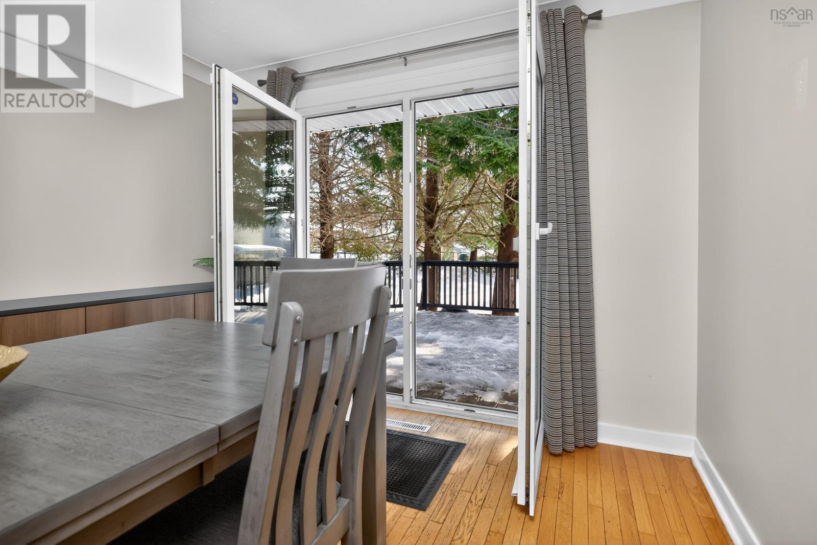 37 LAWNSDALE DRIVE - 10