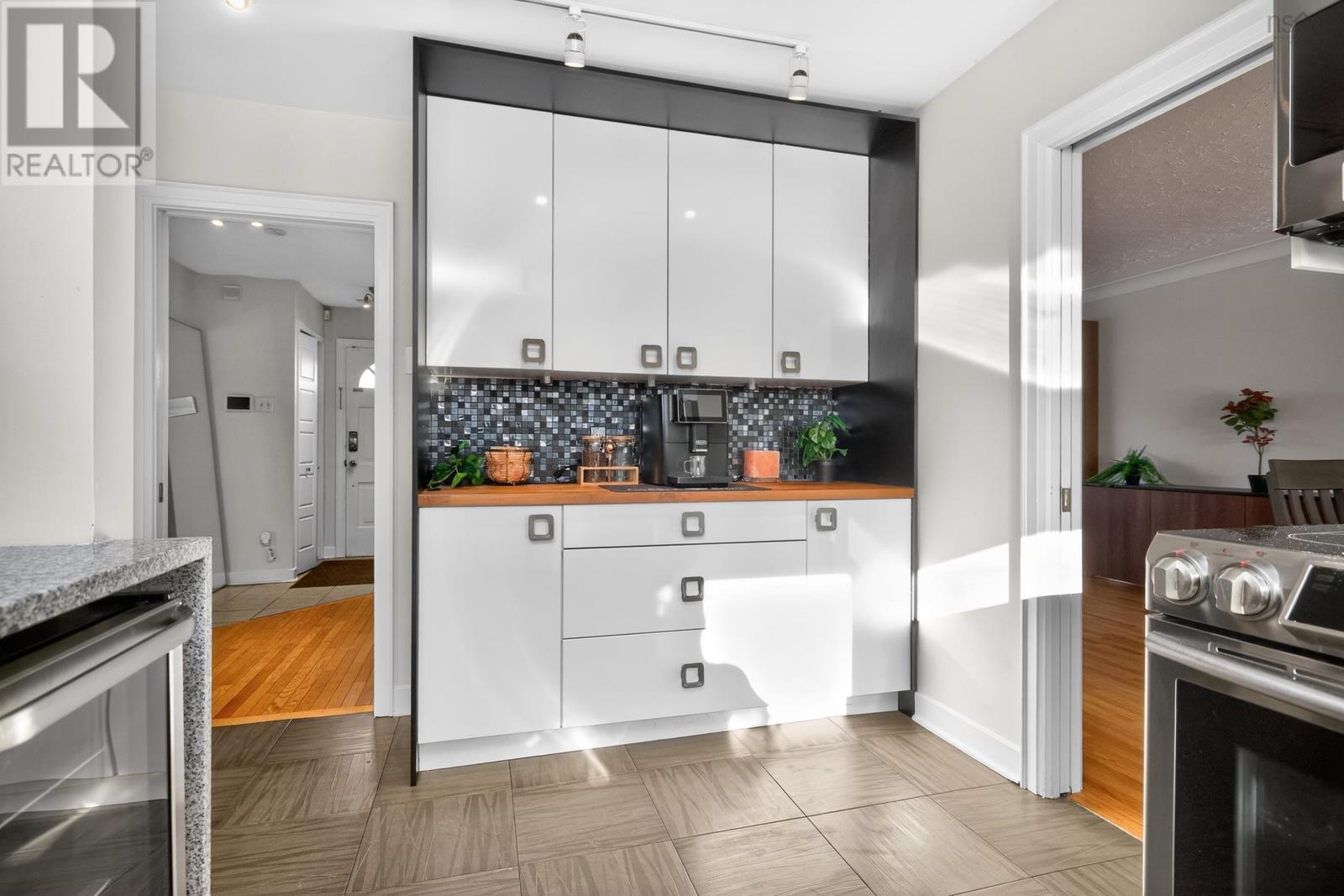 37 LAWNSDALE DRIVE - 14