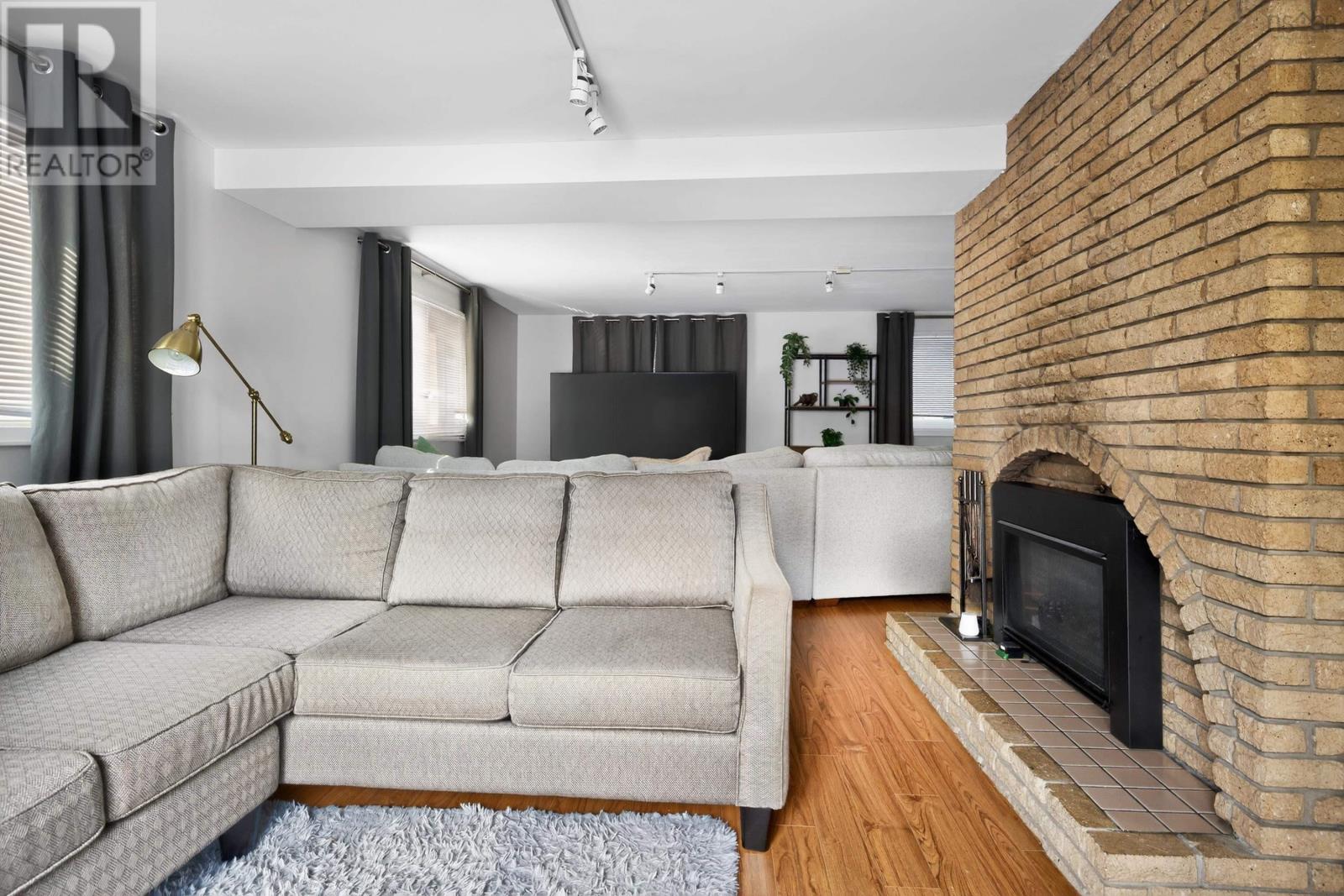 37 LAWNSDALE DRIVE - 20