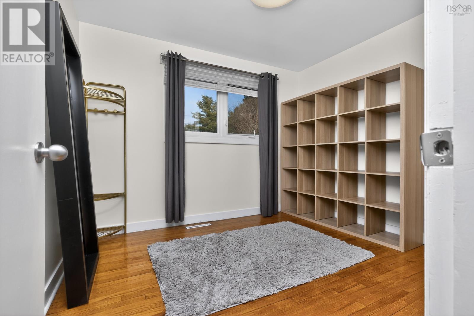 37 LAWNSDALE DRIVE - 25