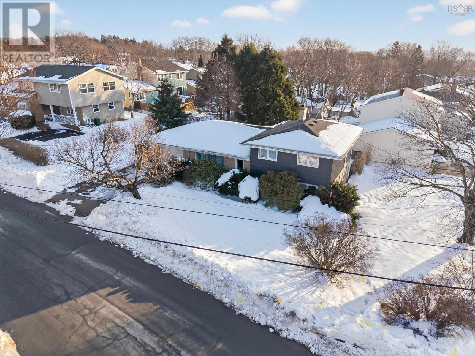 37 LAWNSDALE DRIVE - 37