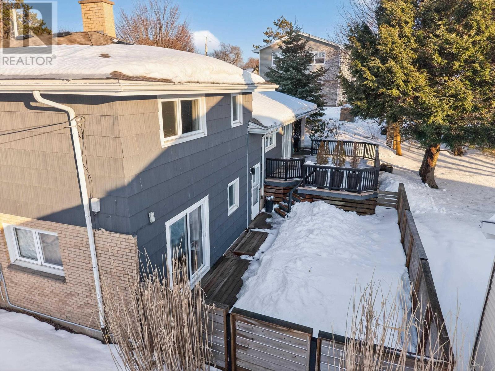 37 LAWNSDALE DRIVE - 41