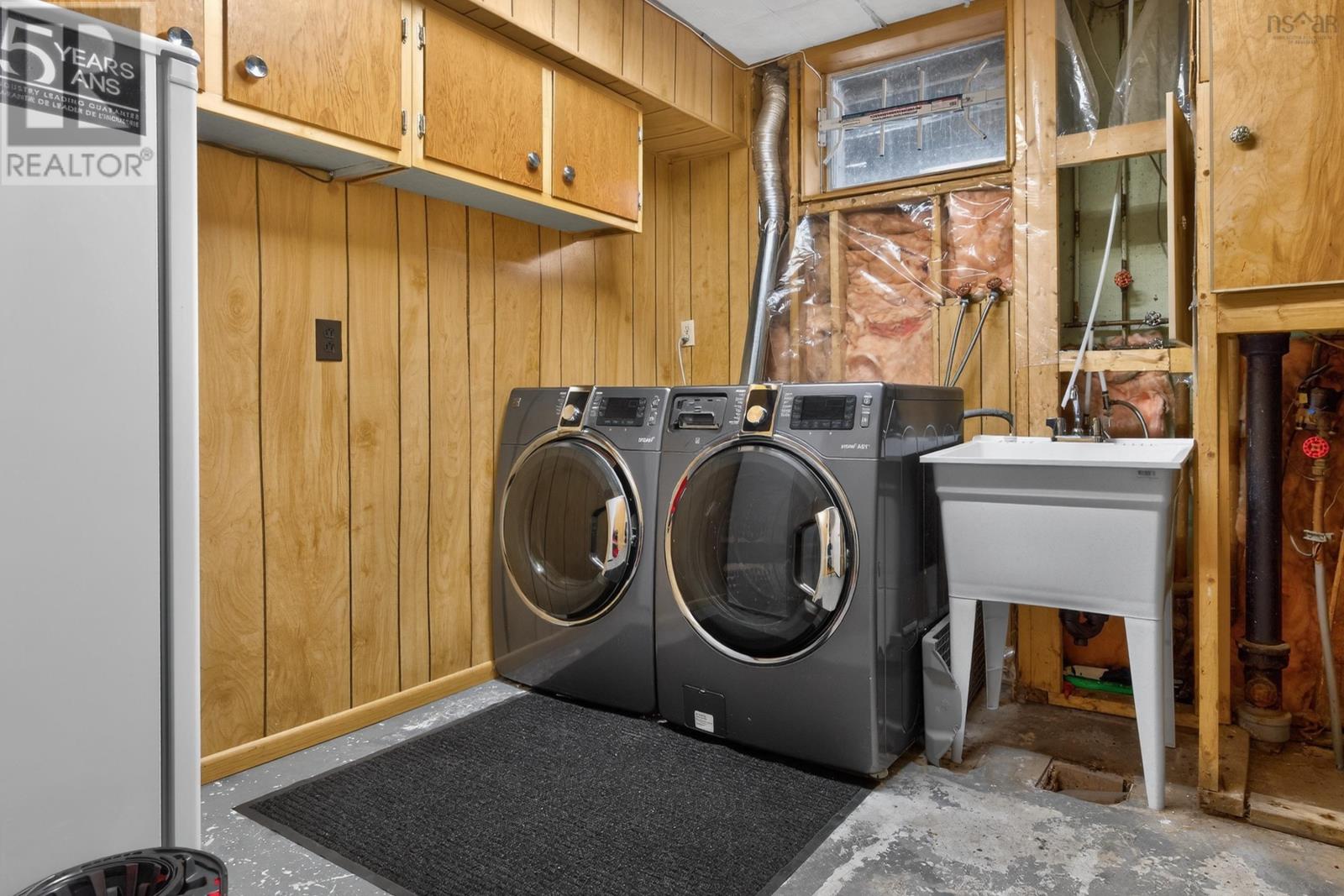 37 LAWNSDALE DRIVE - 33