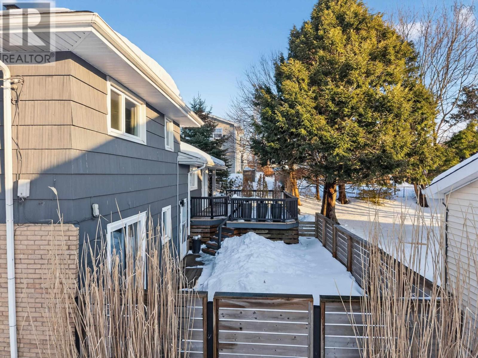 37 LAWNSDALE DRIVE - 42