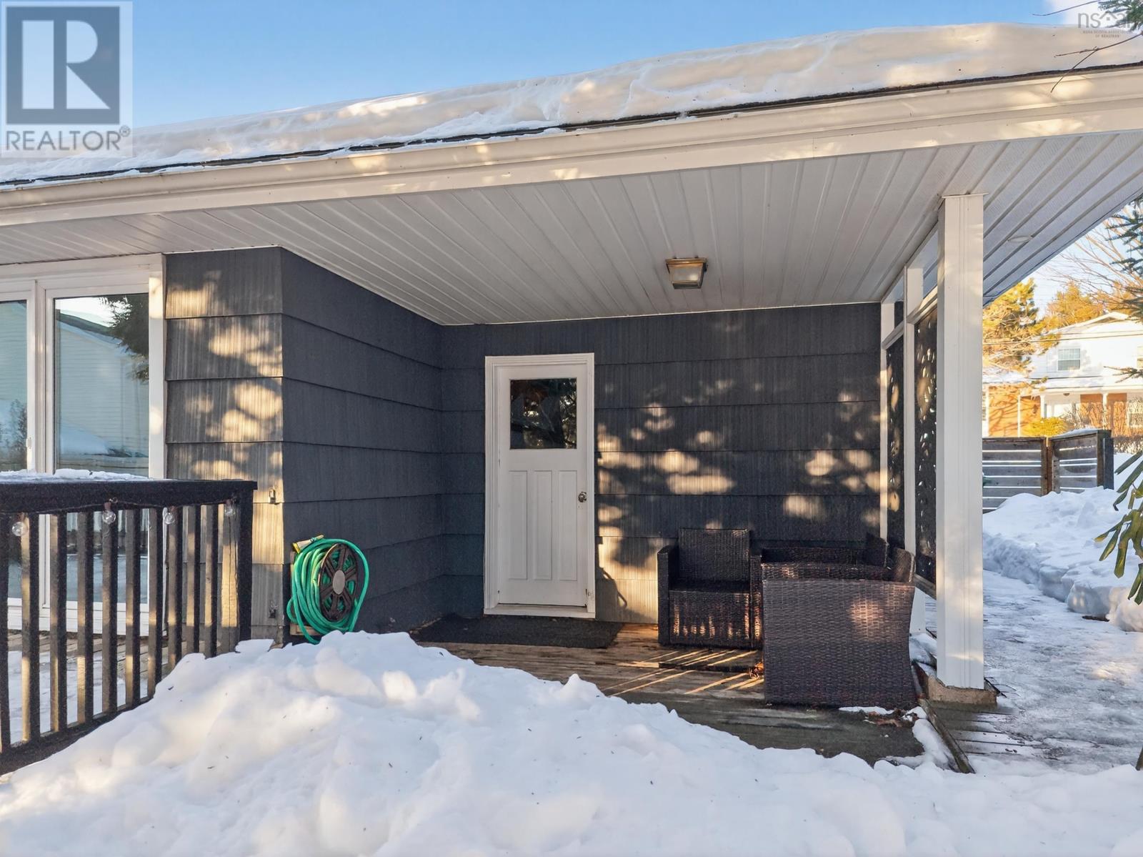 37 LAWNSDALE DRIVE - 44