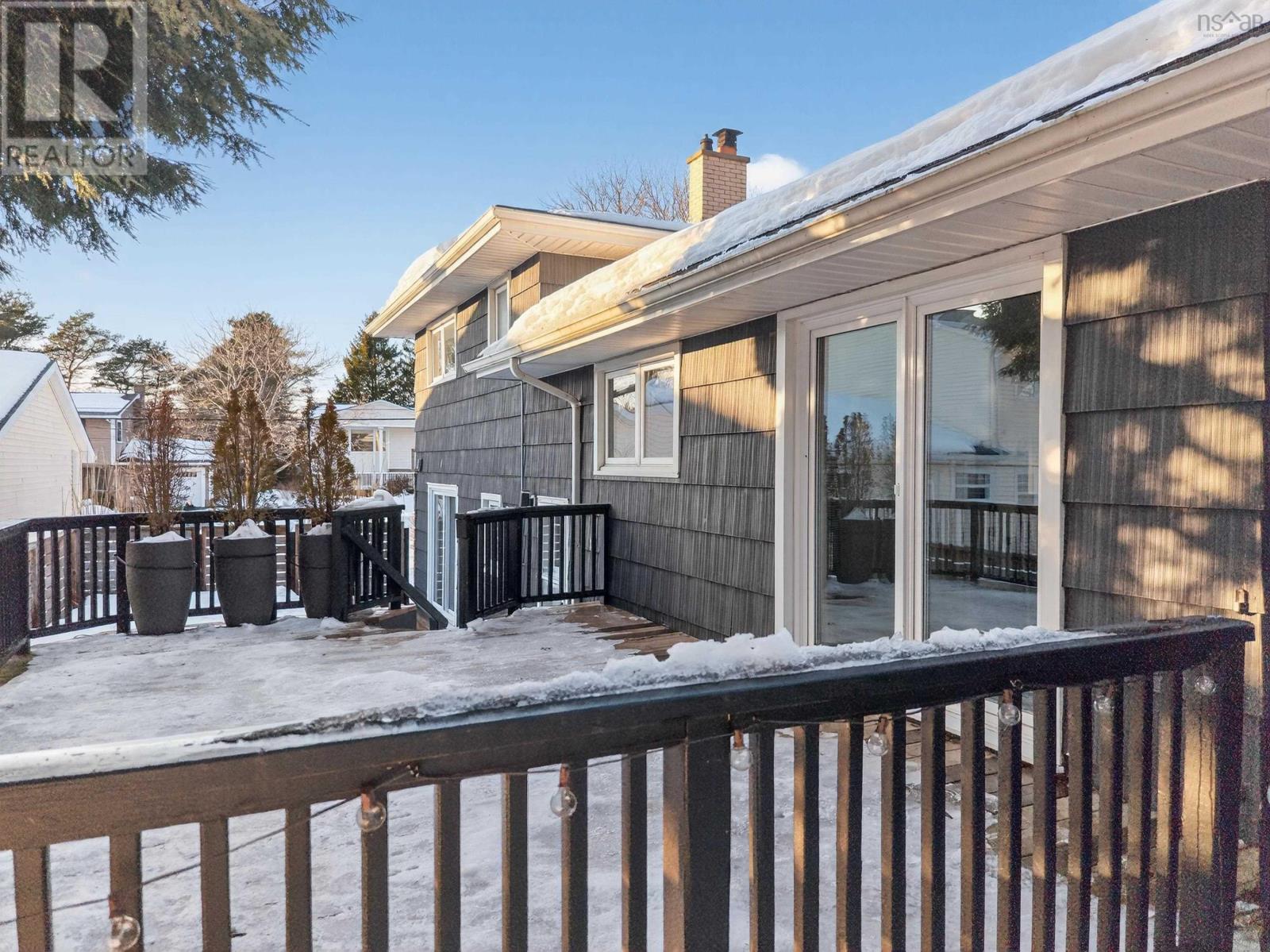 37 LAWNSDALE DRIVE - 43