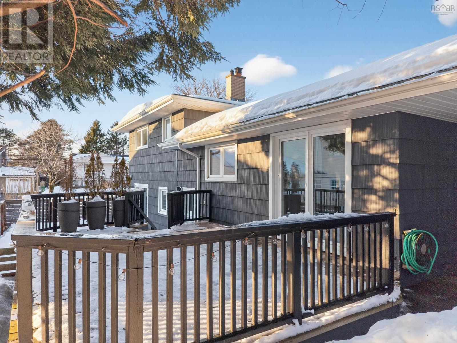 37 LAWNSDALE DRIVE - 46
