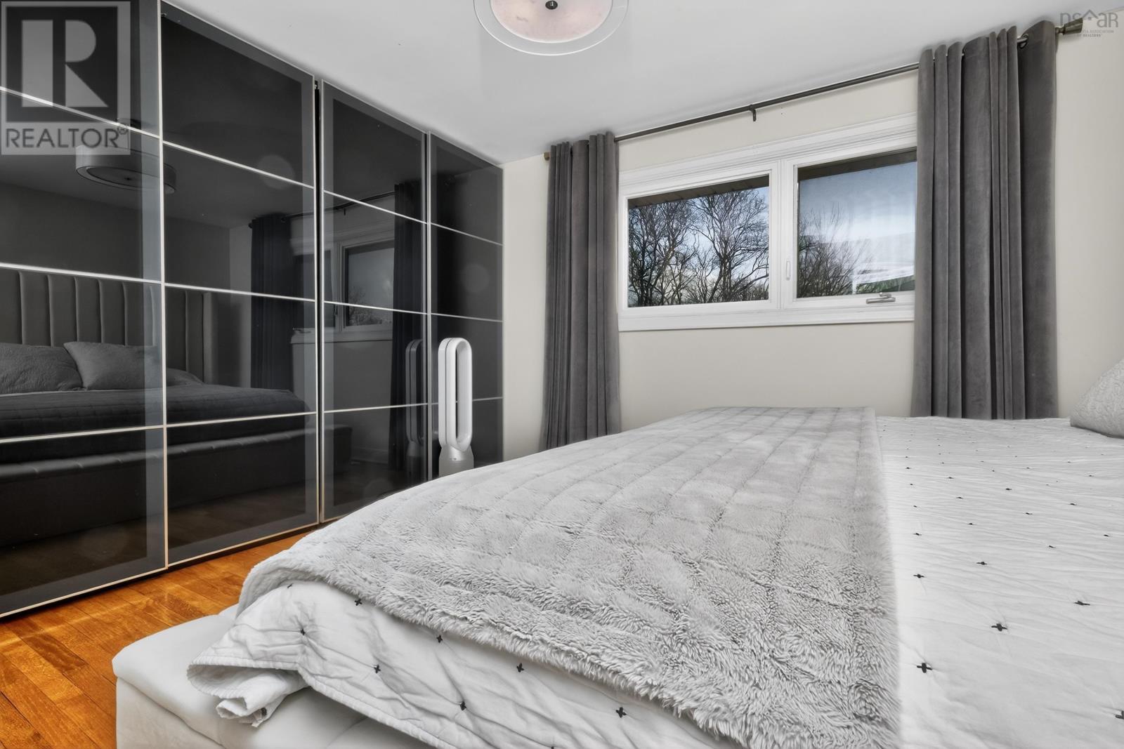 37 LAWNSDALE DRIVE - 23