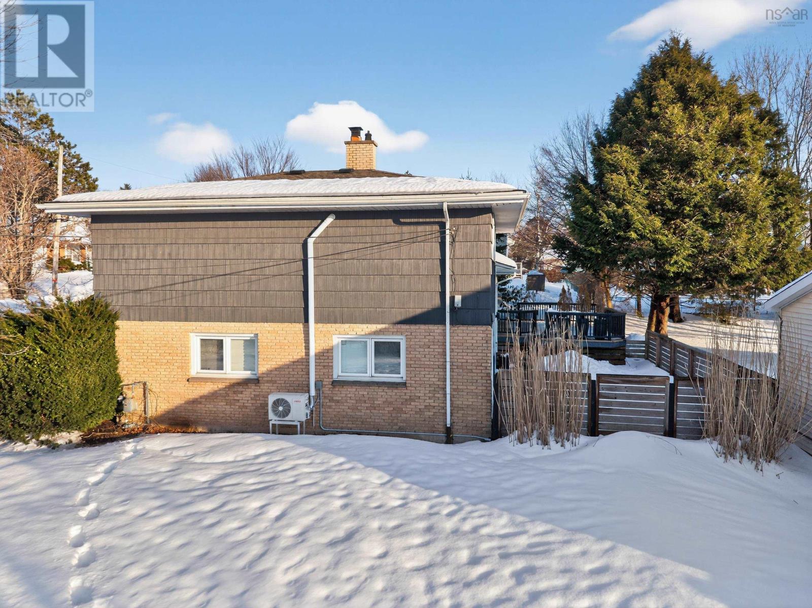 37 LAWNSDALE DRIVE - 40