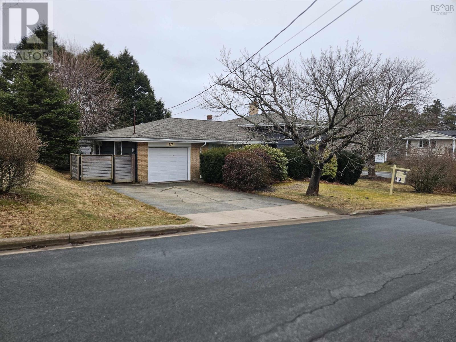 37 LAWNSDALE DRIVE - 1