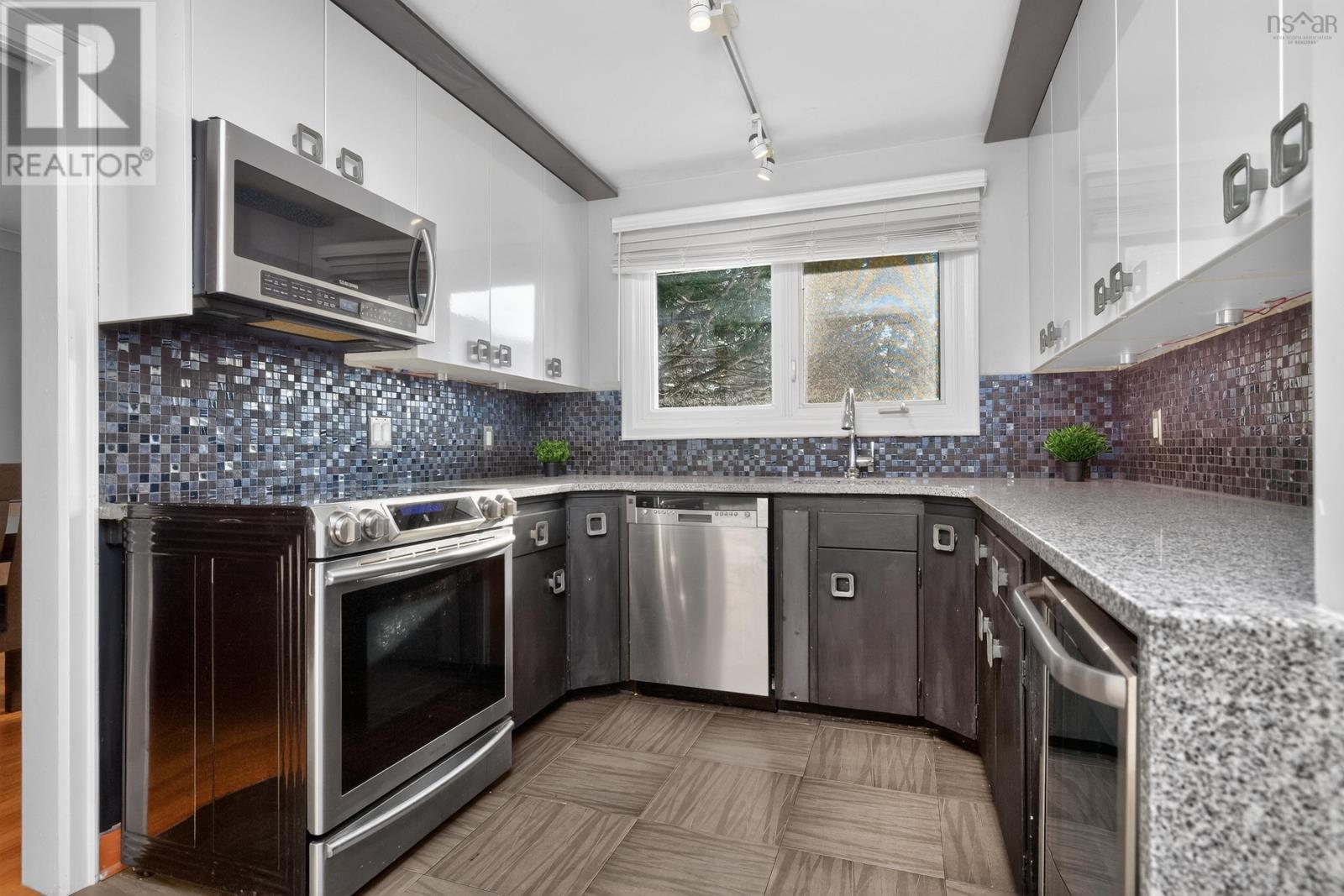 37 LAWNSDALE DRIVE - 13
