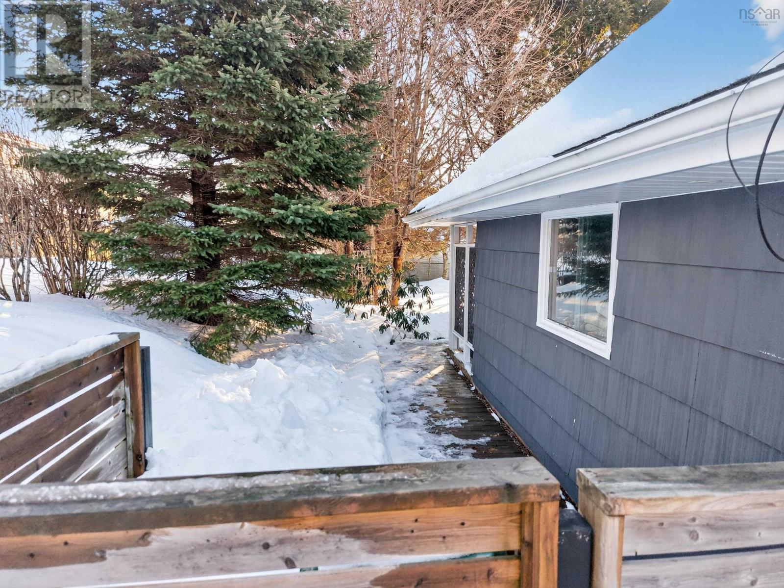37 LAWNSDALE DRIVE - 45