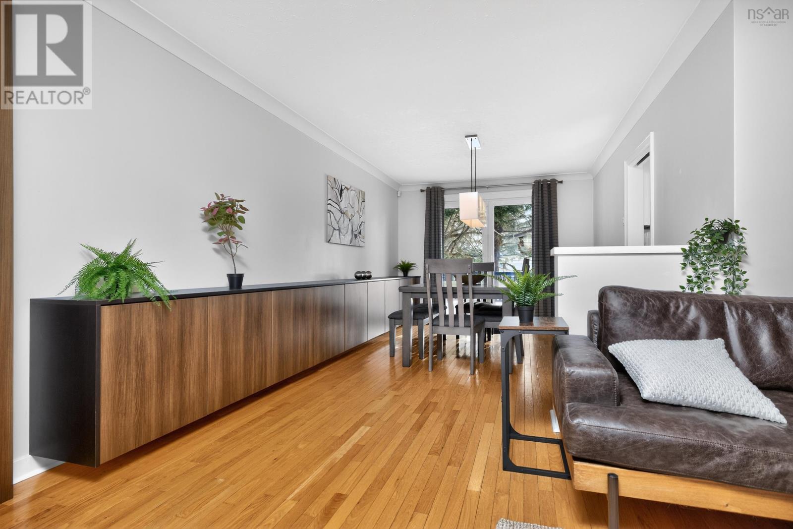 37 LAWNSDALE DRIVE - 8