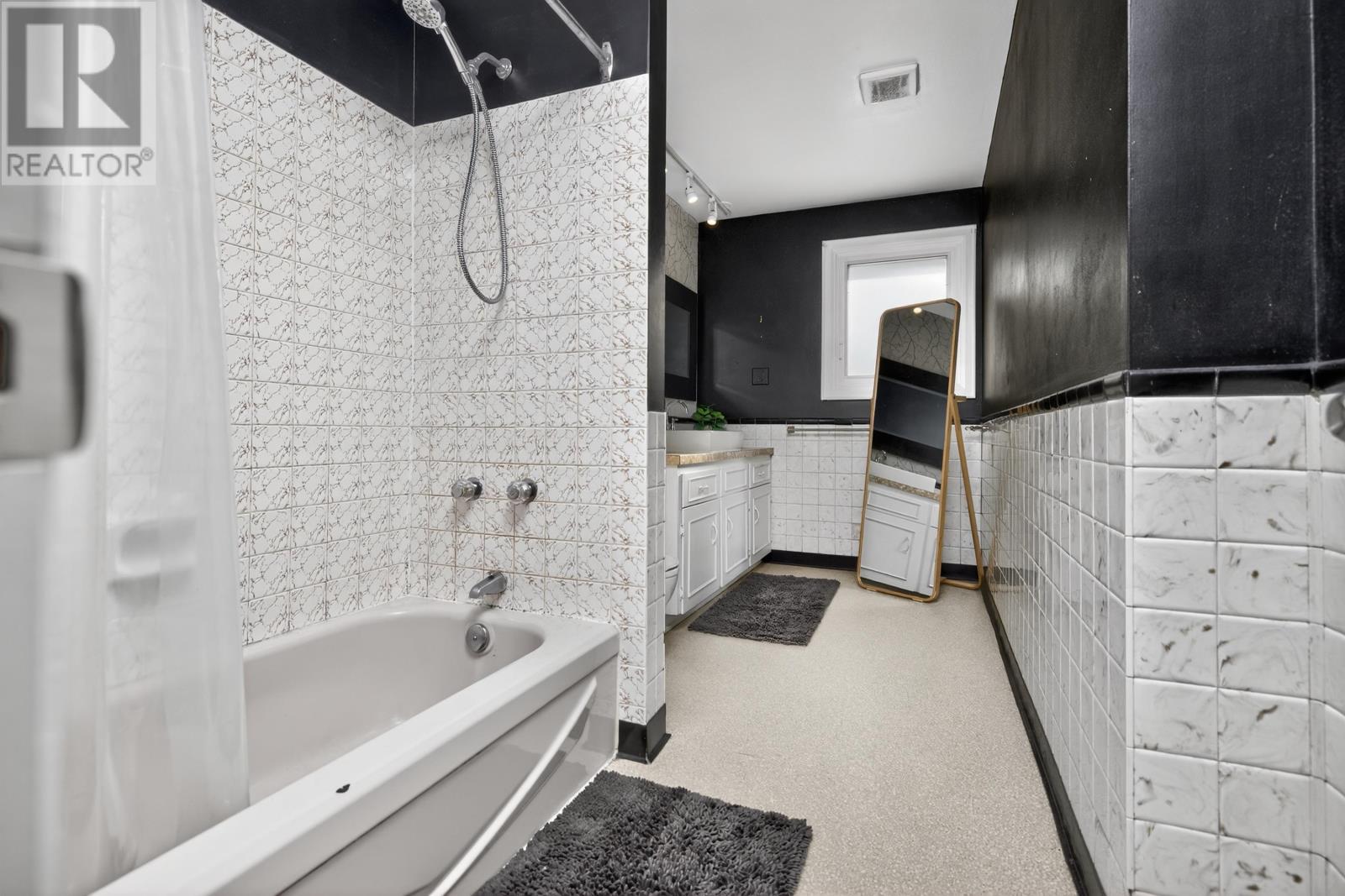37 LAWNSDALE DRIVE - 26