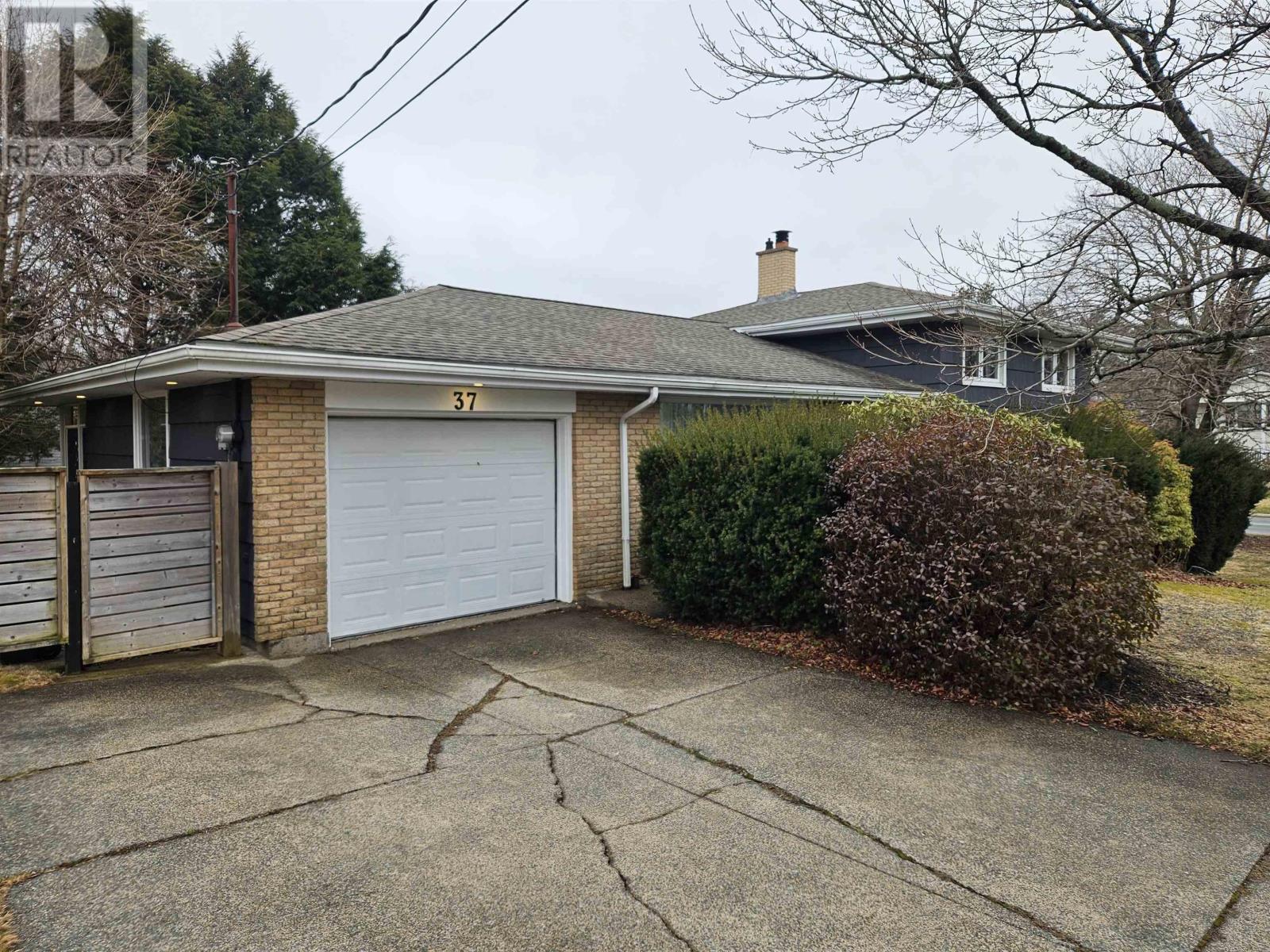 37 LAWNSDALE DRIVE - 38