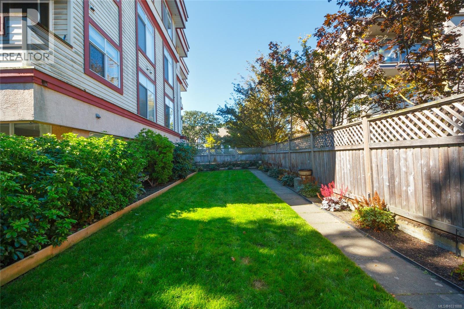 #304 2511 QUADRA ST - 17