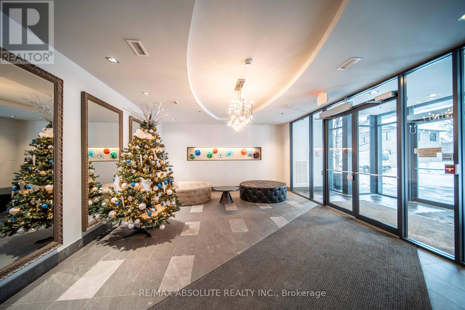 Lobby (winter/holidays)