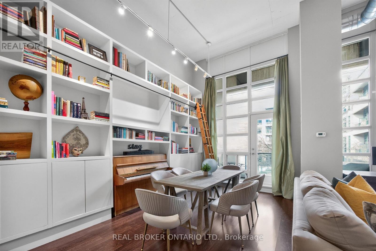 209 - 380 MACPHERSON AVENUE