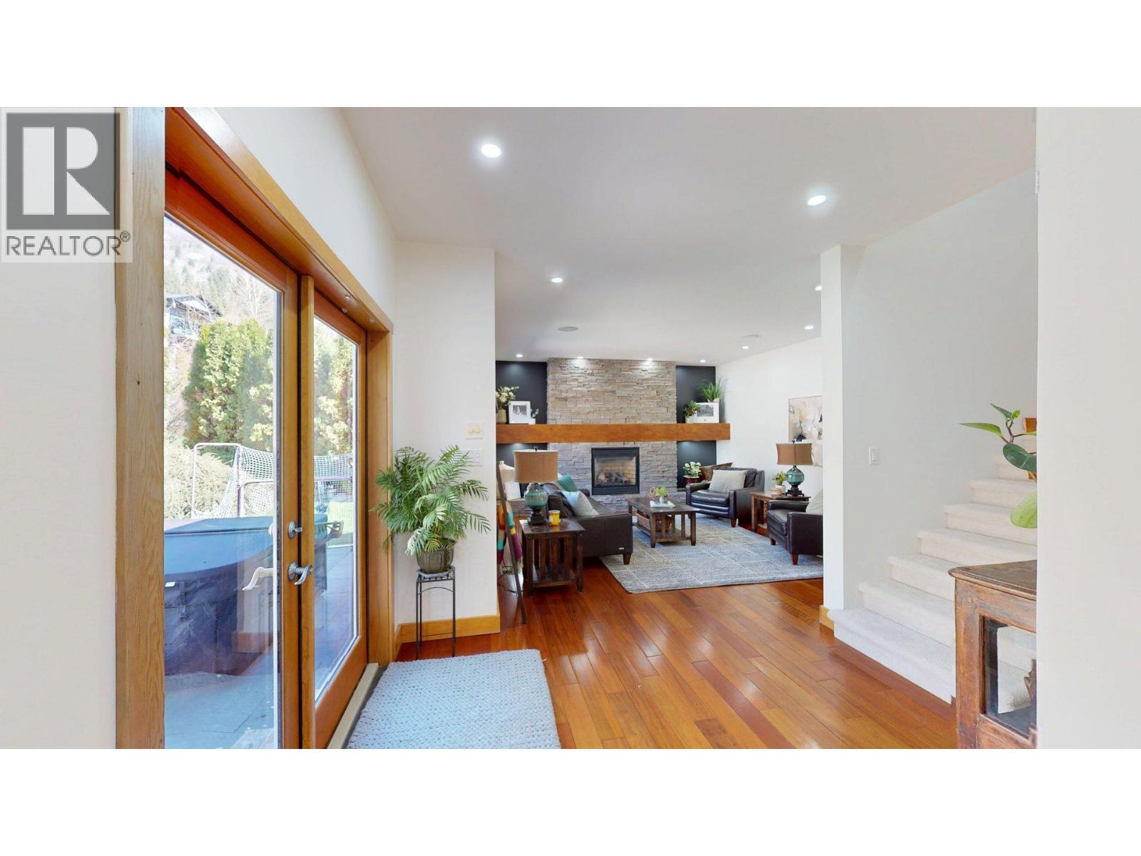 2455 Colin Crescent, Trail