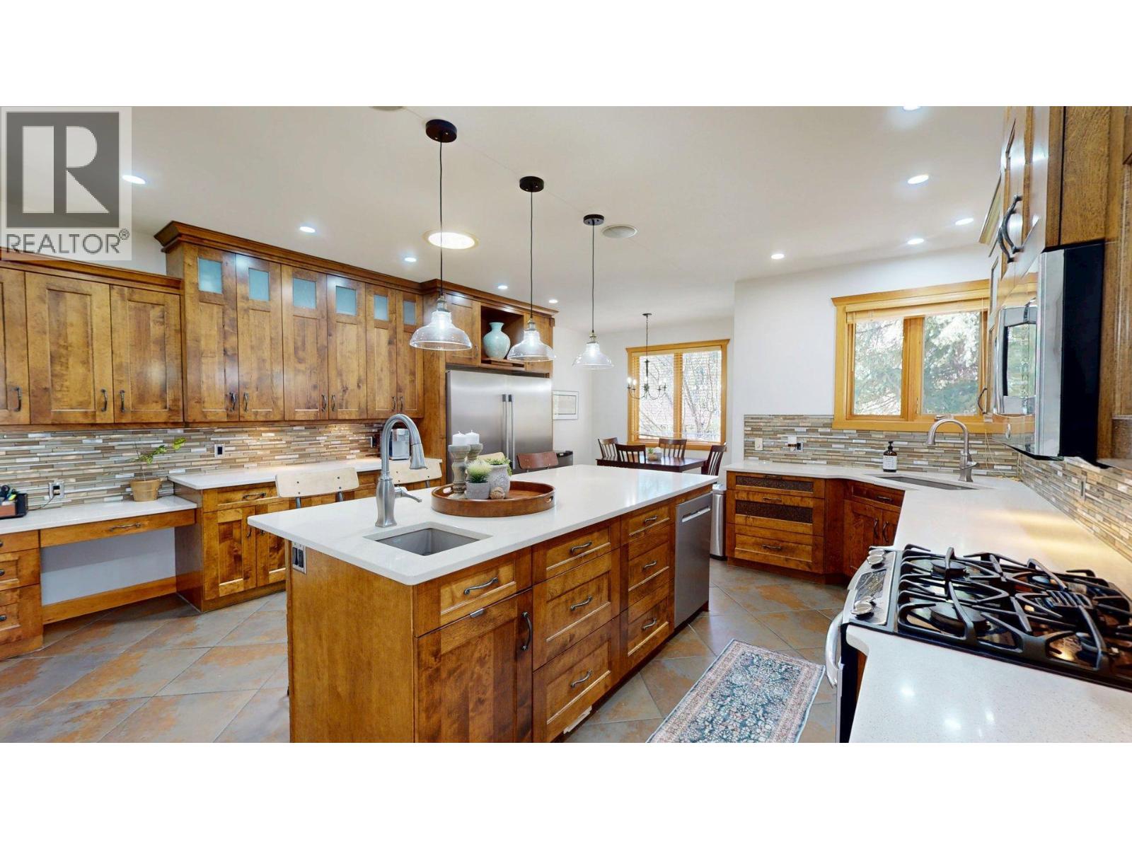 2455 Colin Crescent, Trail