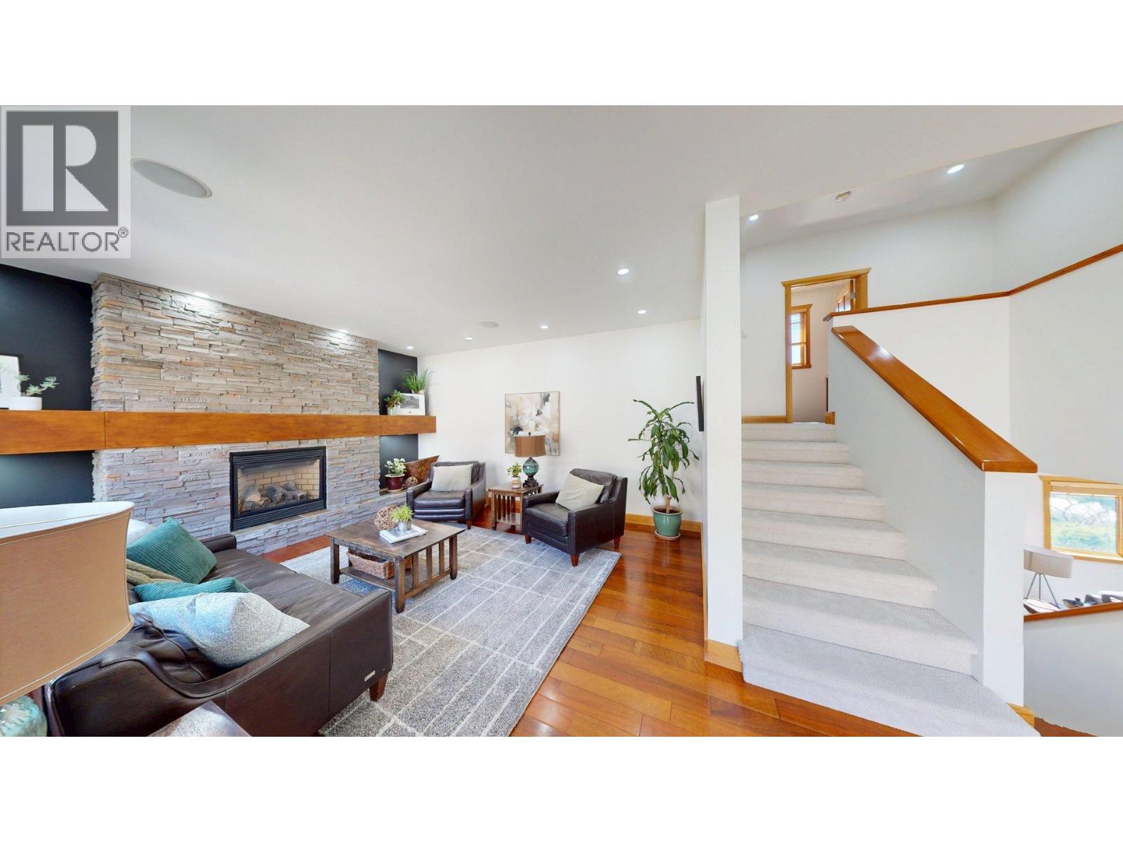 2455 Colin Crescent, Trail